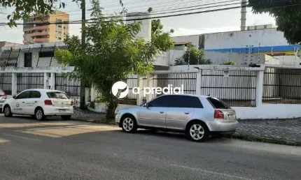 Excelente casa terreno com 660m2  arejada, iluminacao natural, com jardim inverno