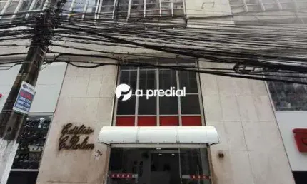 Sala com banheiro, em localização privilegiada, a poucos metros da Praça do Ferreira.