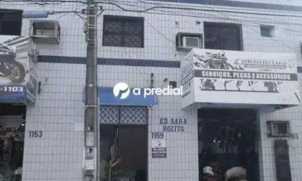 Sala com lavabo, quase esquina com Avenida Tristão Gonçalves.
