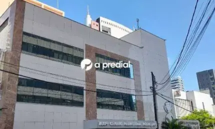 Sala no Centro Médico Drª. Núbia Jacó, com banheiro social e estacionamento.