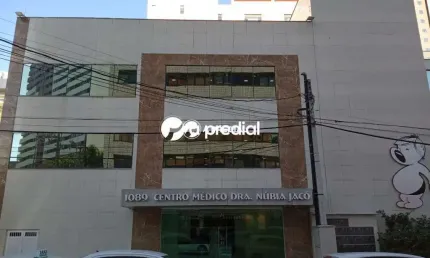 Sala no Centro Médico Drª. Núbia Jacó, com banheiro social e estacionamento.