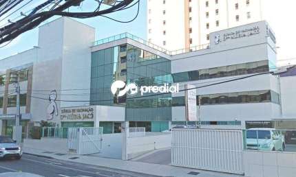 Sala no Centro Médico Drª. Núbia Jacó, com banheiro social e estacionamento.
