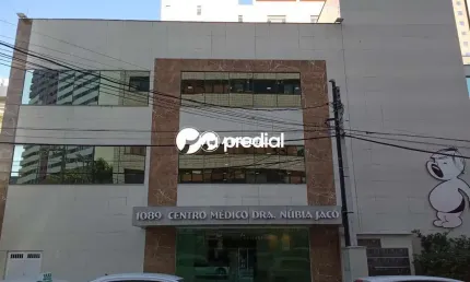 Sala no centro medico dra. nubia jaco, com banheiro social e estacionamento.