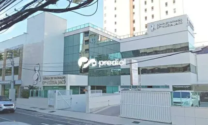 Sala no centro medico dra. nubia jaco, com banheiro social e estacionamento.