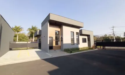 Casa Térrea em Condomínio na Vila Santista em Atibaia/SP