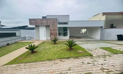 Sobrado com Piscina no Condomínio Figueira Garden em Atibaia/SP