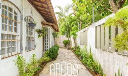 Casa com 4/4 próxima à Avenida Beira Mar e Empório Seu Bento, Farolândia