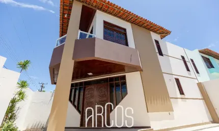 Casa na Atalaia, duplex com 3 suítes, a 100m da praia