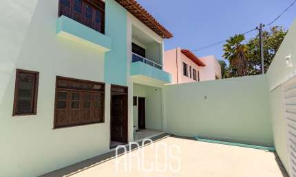 Casa na Atalaia, duplex com 2 suítes, a 100m da praia