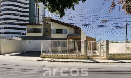Casa na Farolândia, próxima à Av. Beira Mar. Duplex com mezanino e 3 suítes, sendo 1 suíte master