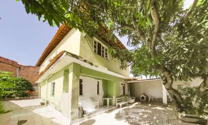 Casa na Atalaia próxima ao Restaurante Janaína. 7 quartos, 312m² de terreno, quintal arborizado, churrasqueira e 5 vagas