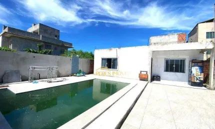 Ótima casa linear com piscina, 2 quartos em terreno inteiro à venda, 60m² - Verdes Mares - Rio das Ostras/RJ