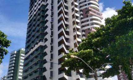 Apartamento com aproximadamente 170m2, 3 Quartos sendo 2 Suítes, Beira mar!