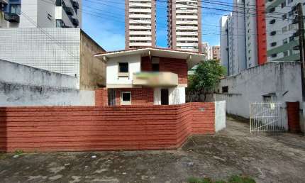 Casa ampla com quintal, 5 Quartos, 4 banheiros, 2 vagas!