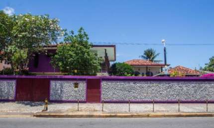 Casa com aproximadamente 700m², 5 Quartos e 3 Suítes!