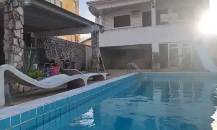 Casa Residencial com 4 Quartos sendo 3 Suítes, Piscina, 3 vagas!