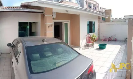 Casa com 3 quartos à venda na Rua Madrid, Santa Regina, Camboriú