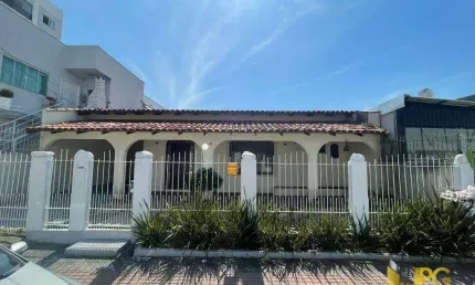 Casa com 200 metros quadrados no centro de Balneário Camboriú