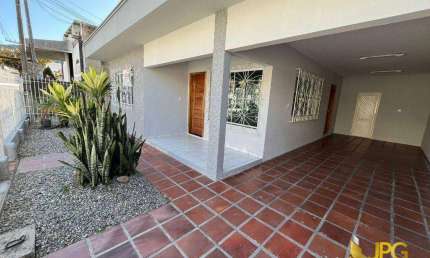 Casa para venda a 950 metros do mar em Balneário Camboriú