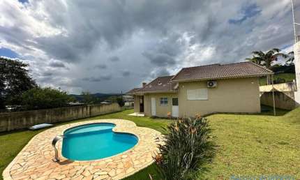 Oportunidade Casa Térrea à Venda em Condomínio Fechado de Atibaia!