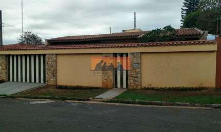 Linda casa térrea, espaçosa, confortável, segura e com excelente localização