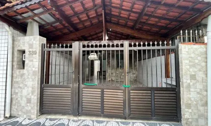 Casa geminada em Praia Grande,  no Maracanã com 02 dormitórios.
