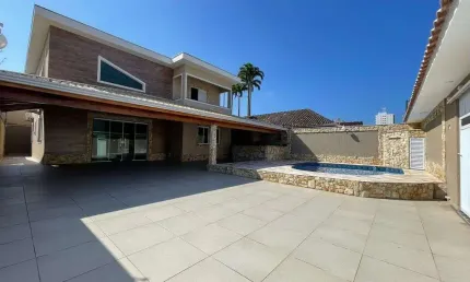 Sobrado em Praia Grande, no Flórida com 05 suítes e piscina.