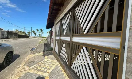 Casa em Praia Grande, no Caiçara apenas 50 metros da Praia com 02 dormitorios.