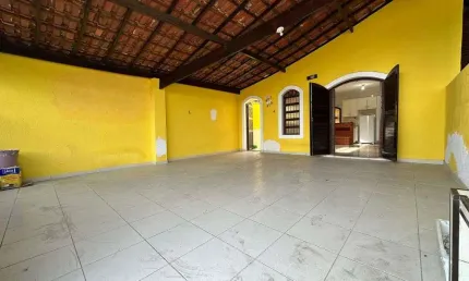 Casa em Praia Grande na Vila Caiçara com 02 dormitorios e uma suite.