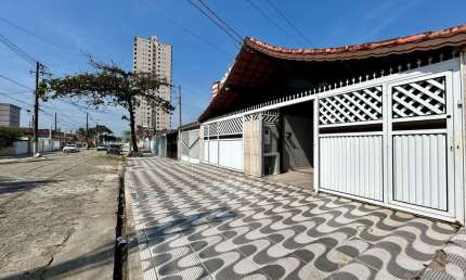Casa espaçosa em Praia Grande, no Maracanã com 02 dorm apenas 150 mts da Praia.
