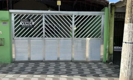 Casa em Praia Grande, geminada com 150m2 de terreno com 02 dormitorios.