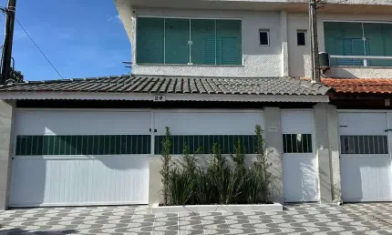 Sobrado em Praia Grande, reformado na Vila Tupi com 03 dormitórios.