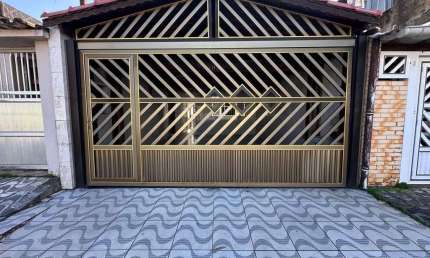 Casa em Praia Grande, na Mirim com 03 dormitórios perto do novo Shopping.