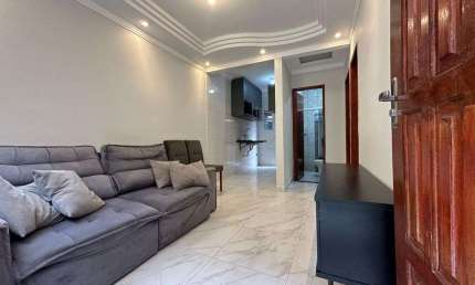 Casa de comdomínio em Praia Grande, na Vila Mirim com 02 dormitórios.