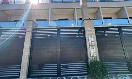 Triplex em Praia Grande, no Maracanã com 03 dormitorios e Solário.