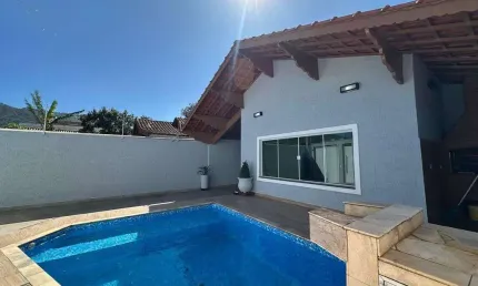 Casa alto- padrão em praia grande, 3 dormiórios á 50 metros da praia.