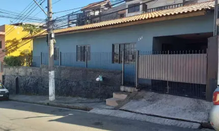 CASA TÉRREA - TRÊS DORMITÓRIOS E DUAS VAGAS - CENTRO DE BARUERI