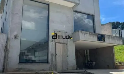 CASA COM 3 SUÍTES E 4 VAGAS DE GARAGEM - CONDOMÍNIO MORADA DA SERRA