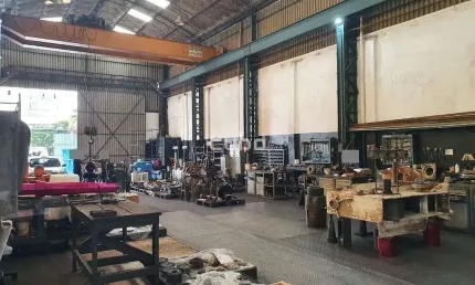 Galpão comercial com localização privilegiada no Tatuapé e ponte rolante de 16 toneladas