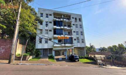 Apartamento de 2 dormitórios, com garagem, pertinho da Mauricio Cardoso.