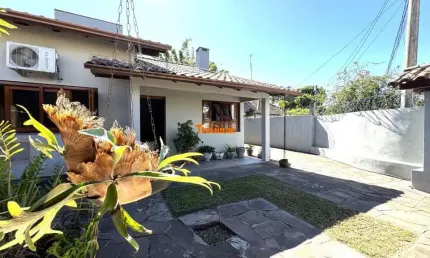 Casa plana 3 dormitórios, sendo uma suíte, lareira, churrasqueira, água quente, à venda em novo hamburgo.