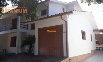 Ampla casa a venda no bairro Canudos. Ótima localização.