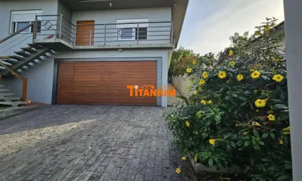 Casa com 3 dormitórios, sendo uma suíte com closet, moderna, piscina, pátio amplo à venda em Novo Hamburgo, Ideal - 233m².
