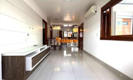 Casa plana com 3 dormitórios, sendo uma suíte, closet e banheira de hidro, churrasqueira, placa solar, piscina, local plano à venda em Novo Hamburgo.