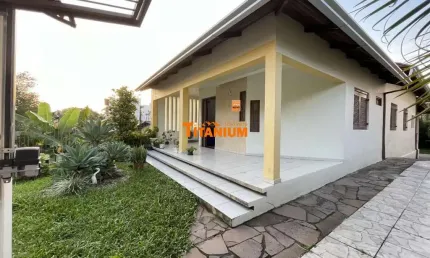 Casa plana à venda, com 3 dormitórios, sendo 1 deles suíte, com um belo pátio e em ótima localização, no pátria nova em novo hamburgo.