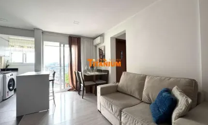 Apartamento 2 dormitórios, sacada com espera para churrasqueira, sol da manhã, garagem coberta, fica todos moveis fixos e 2 splits, local plano à venda em Novo Hamburgo .