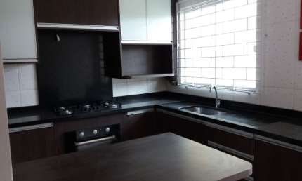 Sobrado na Fanny (com bom espaço de terreno ), em Condomínio.