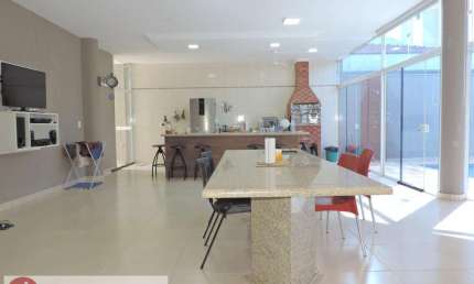 Casa para Venda em Pirassununga, Centro, 3 dormitórios, 3 suítes, 3 banheiros, 4 vagas