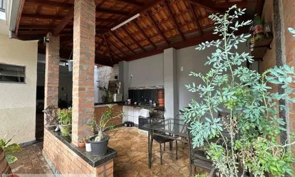 Casa para Venda em Pirassununga, Jardim Treviso, 2 dormitórios, 1 suíte, 3 banheiros, 3 vagas