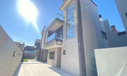 Sobrado 3 Suítes 3 Vagas de Garagem  à venda, 148 m² por R$ 1.070.000 - Hauer - Curitiba/PR